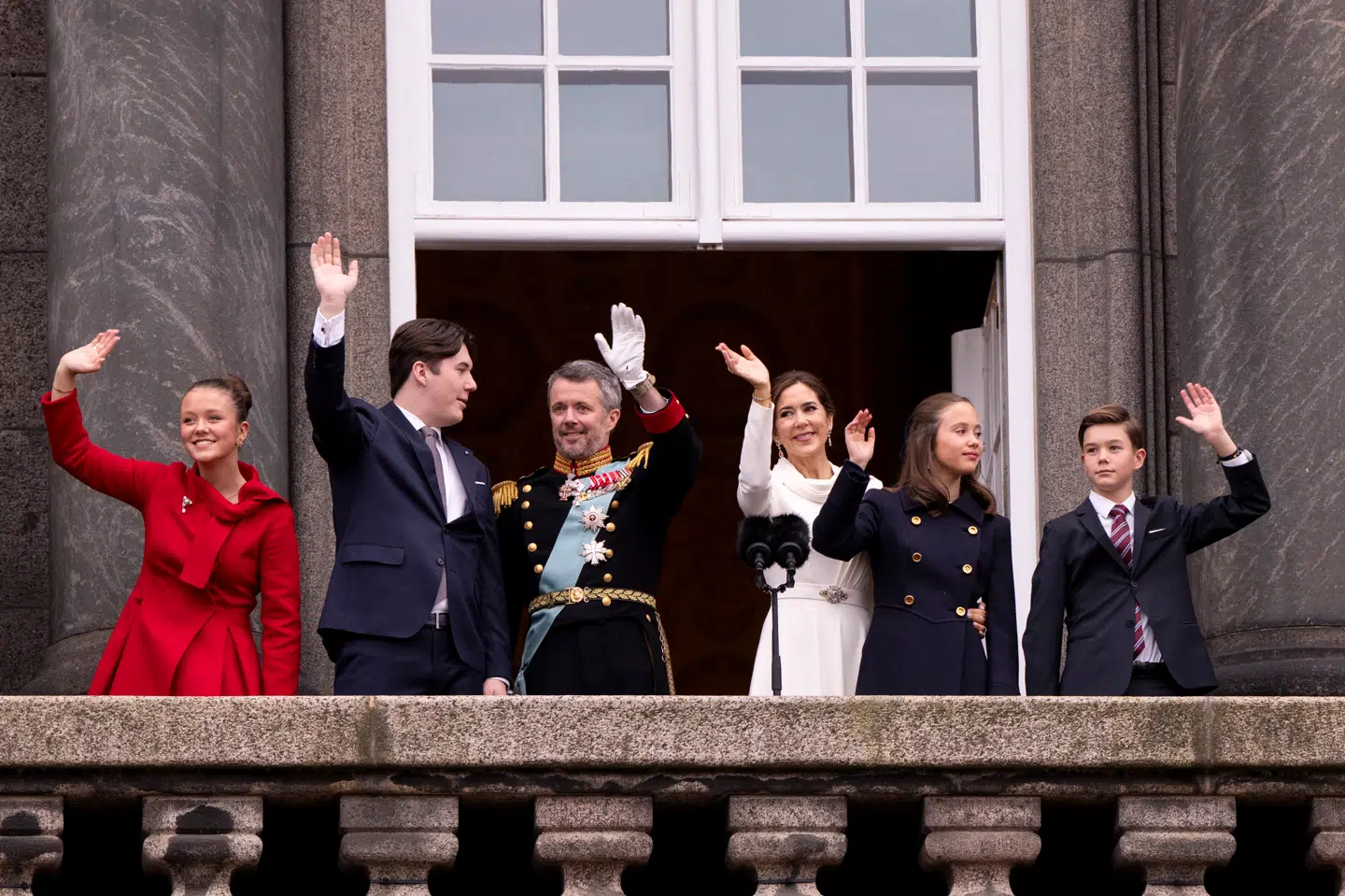 Under proklamationen på Christiansborg Slot kunne man skimte de svinedyre og spirituelle Shamballa-armbånd om håndledet på både kong Frederik og prins Vincent. Shamballa Jewels har ligeledes bekræftet, at det er deres armbånd, den kongelige far og søn bar til tronskiftet.