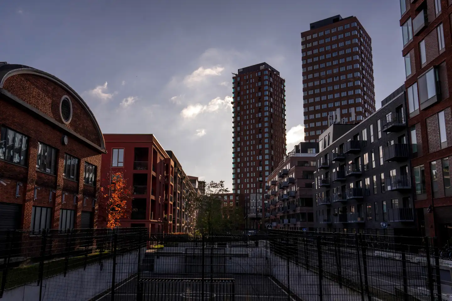 »Vi har både teknologierne og de arkitektoniske kompetencer til at skabe bygninger, der føjer sig ind i den historiske kontekst, uden at kopiere den. Tænk på bydele som Carlsbergbyen i København (billedet, red.),« skriver tre kommunalvalgskandidater for Moderaterne.