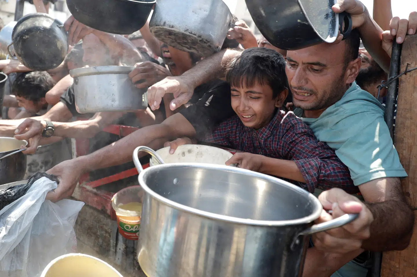 Palæstinensere venter ved en maduddeling i Gaza 28. juli.