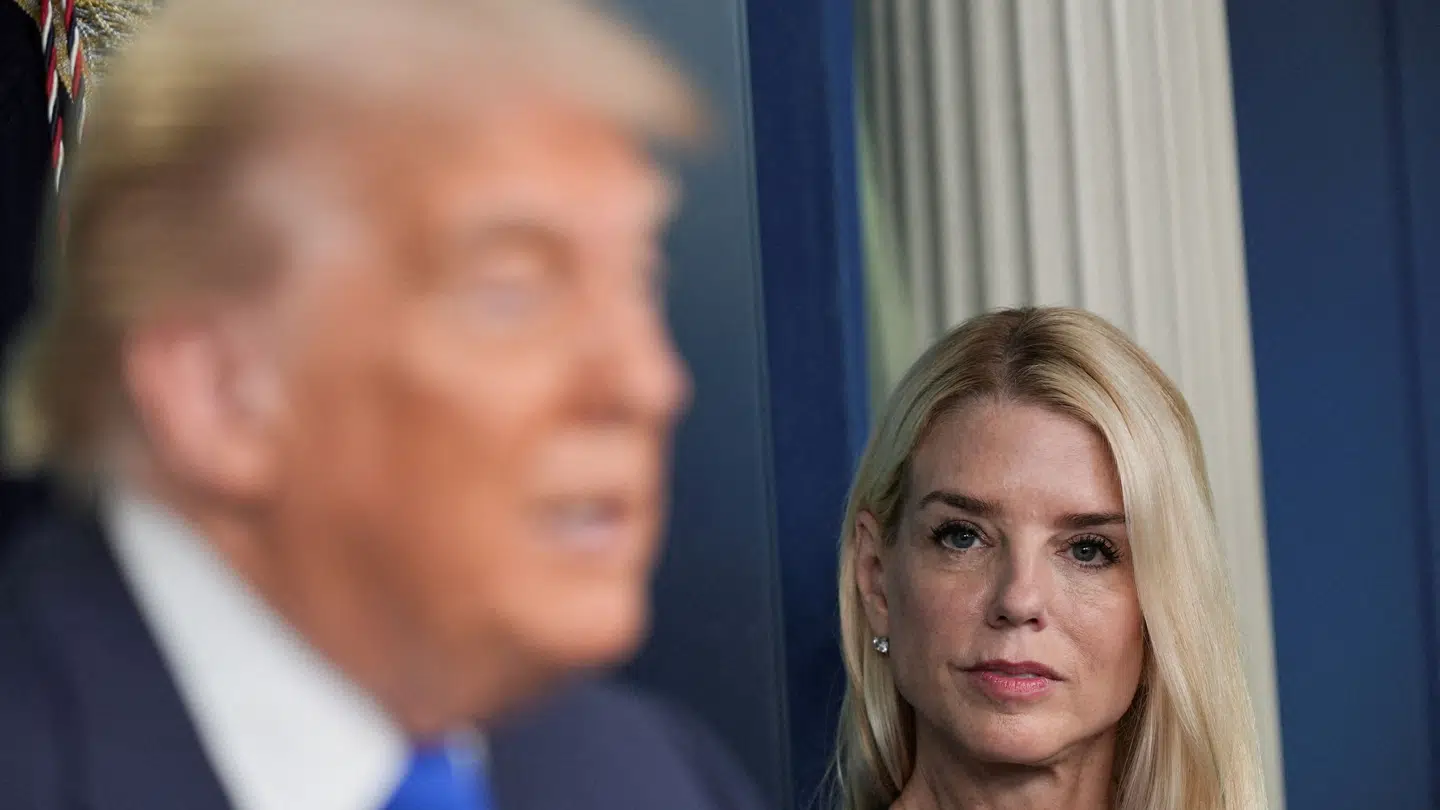 Tidligere på året kunne Trumps justitsminister, Pam Bondi, beskrive, hvordan Epsteins klientliste lå på hendes skrivebord. Nu har det kastet Trump ud i en gevaldig krise, at listen alligevel ikke offentliggøres.