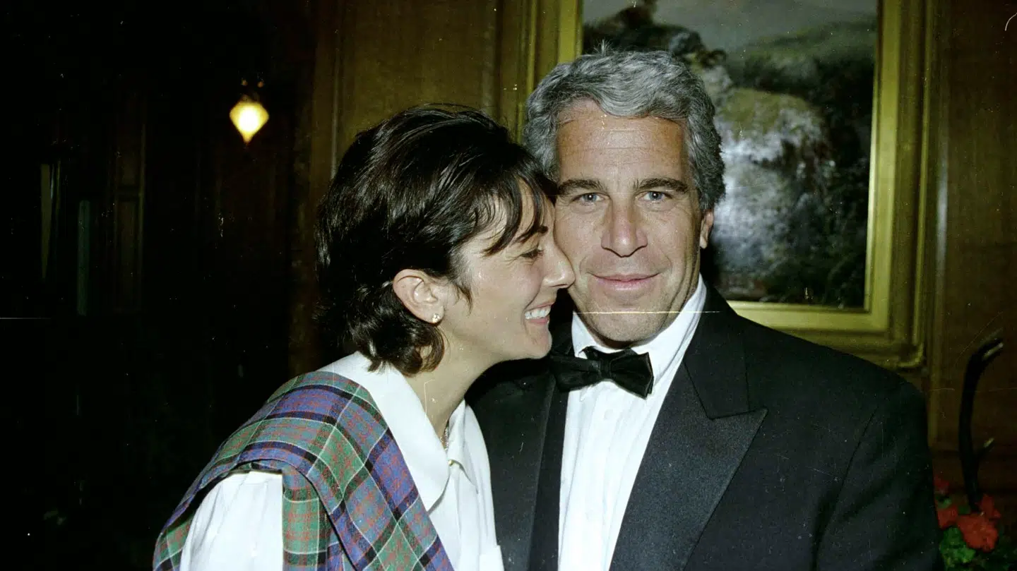 Ghislaine Maxwell sammen med Jeffrey Epstein. Billedet her blev brugt i retssagen som bevis mod Maxwell, der er dømt for at assistere Epstein ved groome unge kvinder og børn, inden de skulle have sex med voksne mænd.