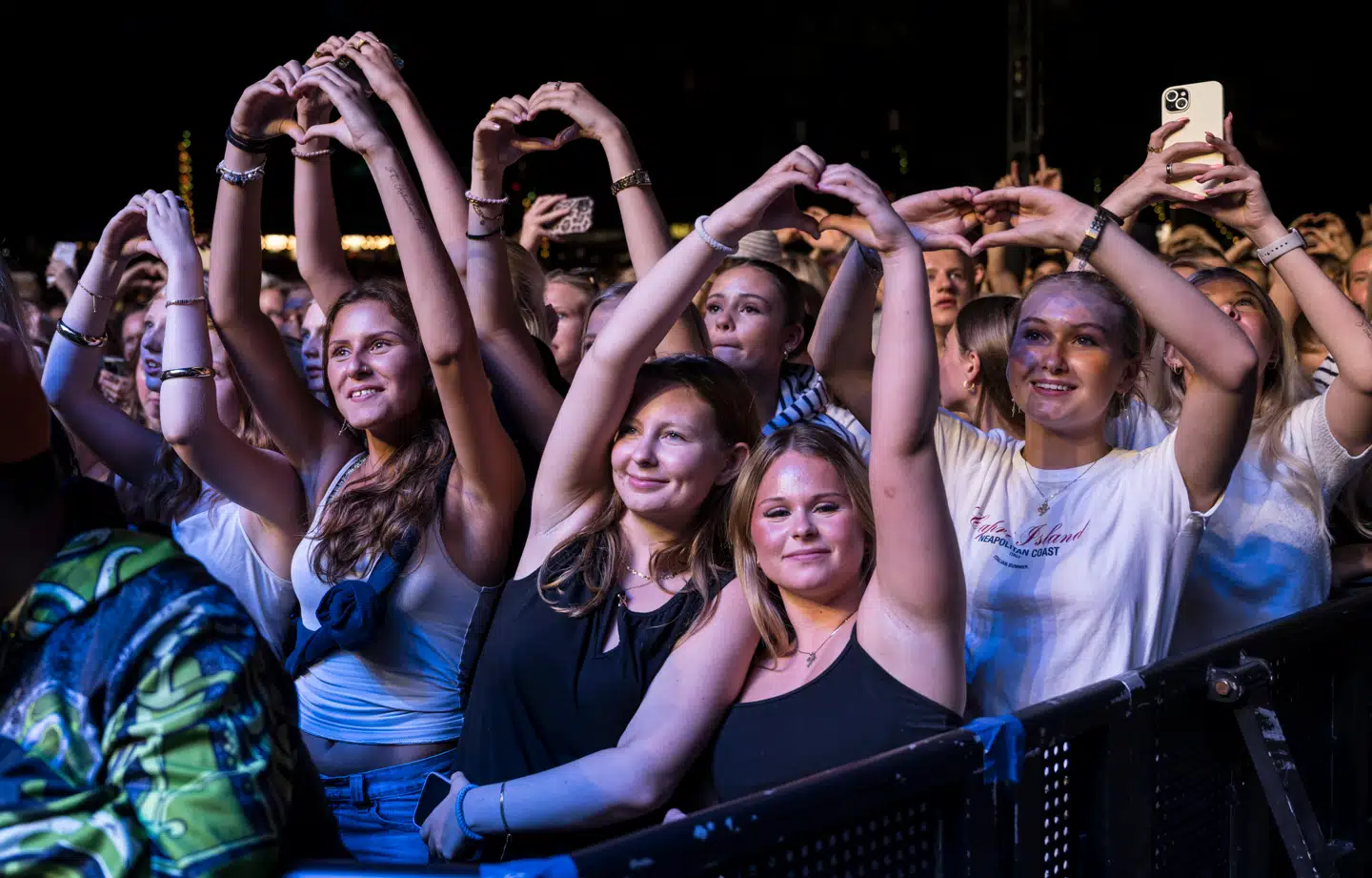 Publikum under den danske popgruppe APHACAs koncert på plænen i Tivoli fredag den 25. juli 2025.