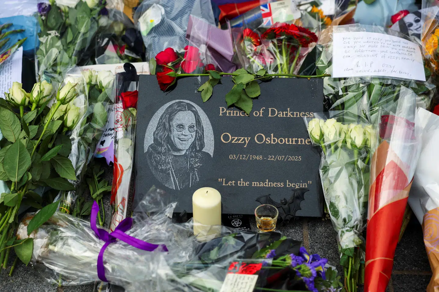 I Birmingham har flere af Ozzy Osbournes fans lagt blomster for at mindes den verdenskendte sanger efter hans død sidste uge. (Arkivfoto).