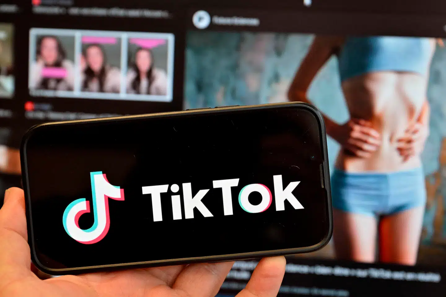 »Min største bekymring er, at den politiske debat vil flytte sig derhen, hvor der stadig er liv i algoritmen. Og det er desværre – på godt og ondt – blandt andet TikTok. Her er der ikke skruet ned for politisk indhold,« skriver Anders Storgaard. Foto: Nicolas Tucat/AFP/Ritzau Scanpix