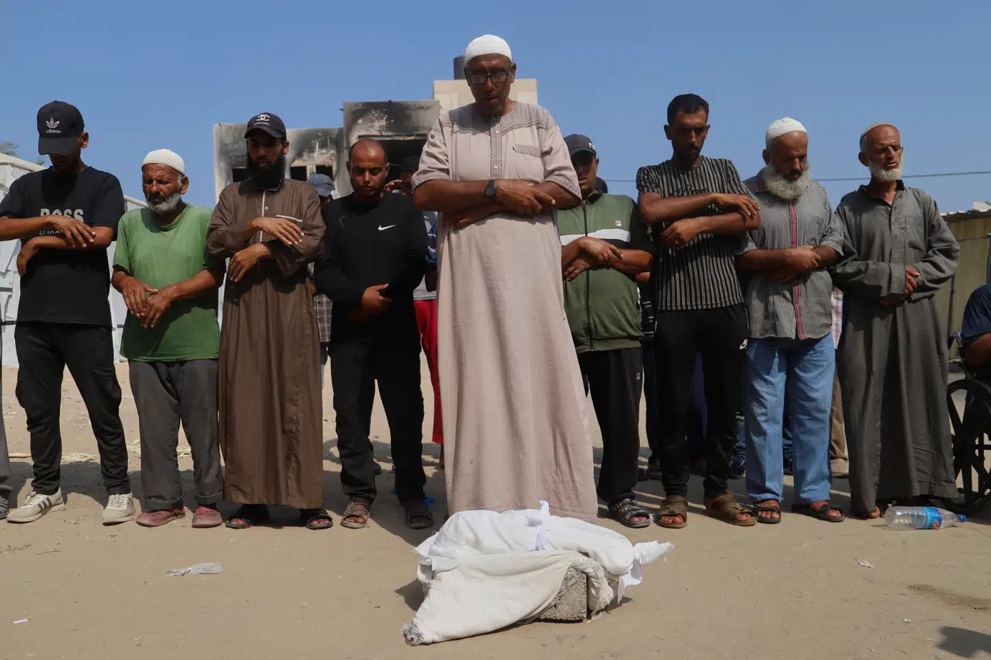 Zainab Abu Halib blev kun fem måneder gammel. Hun led af komælksallergi og døde af fejlernæring, da den særlige form for modermælkserstatning, hun havde brug for, ikke længere fåes i Gaza på grund af krigen. Her sørger folk, blandt andet hendes far, over hende uden for hospitalet i Khan Younis i det sydlige Gaza.