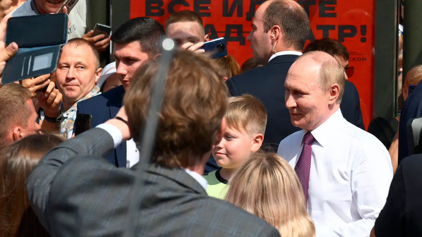Den russiske præsident, Vladimir Putin, hilste i afslappet stil på de lokale – ikke mindst en dreng – da han besøgte Skt. Petersborg søndag.