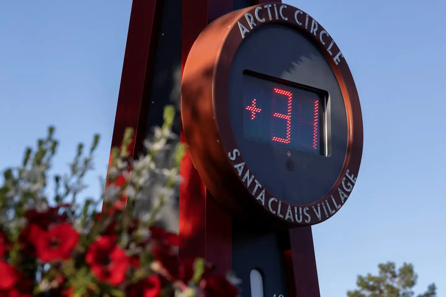 Forleden ramte termometeret i »Julemandens landsby« Rovaniemi i det nordlige Finland, hele 31 grader, og heden fortsætter.
