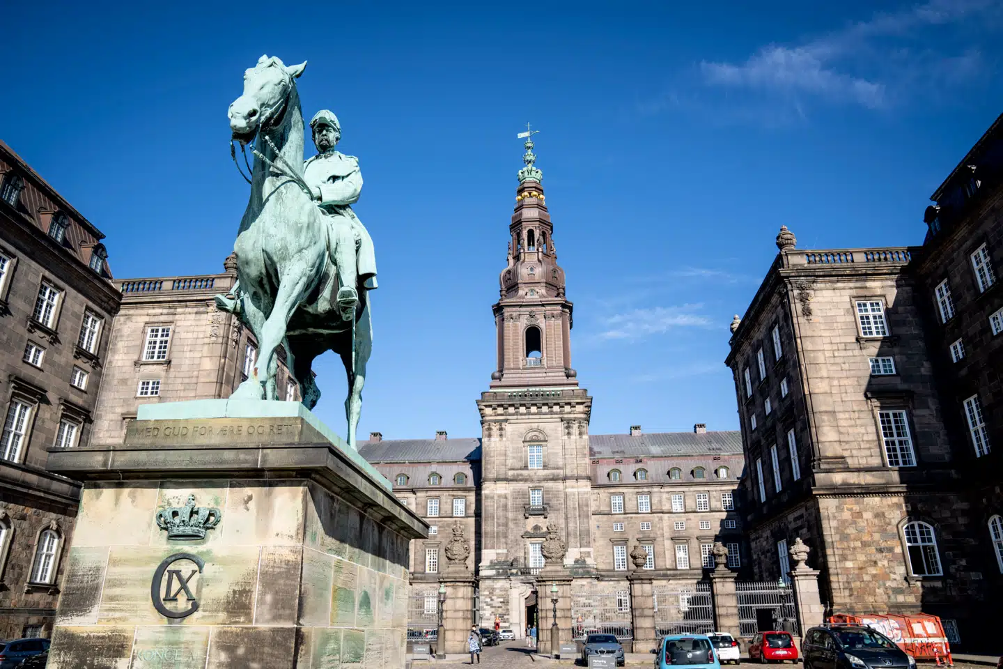 Hvorfor har vi egentlig en rytterstatue af Christian 9. ved foran Christiansborg Slot? spørger Ditlev Tamm.