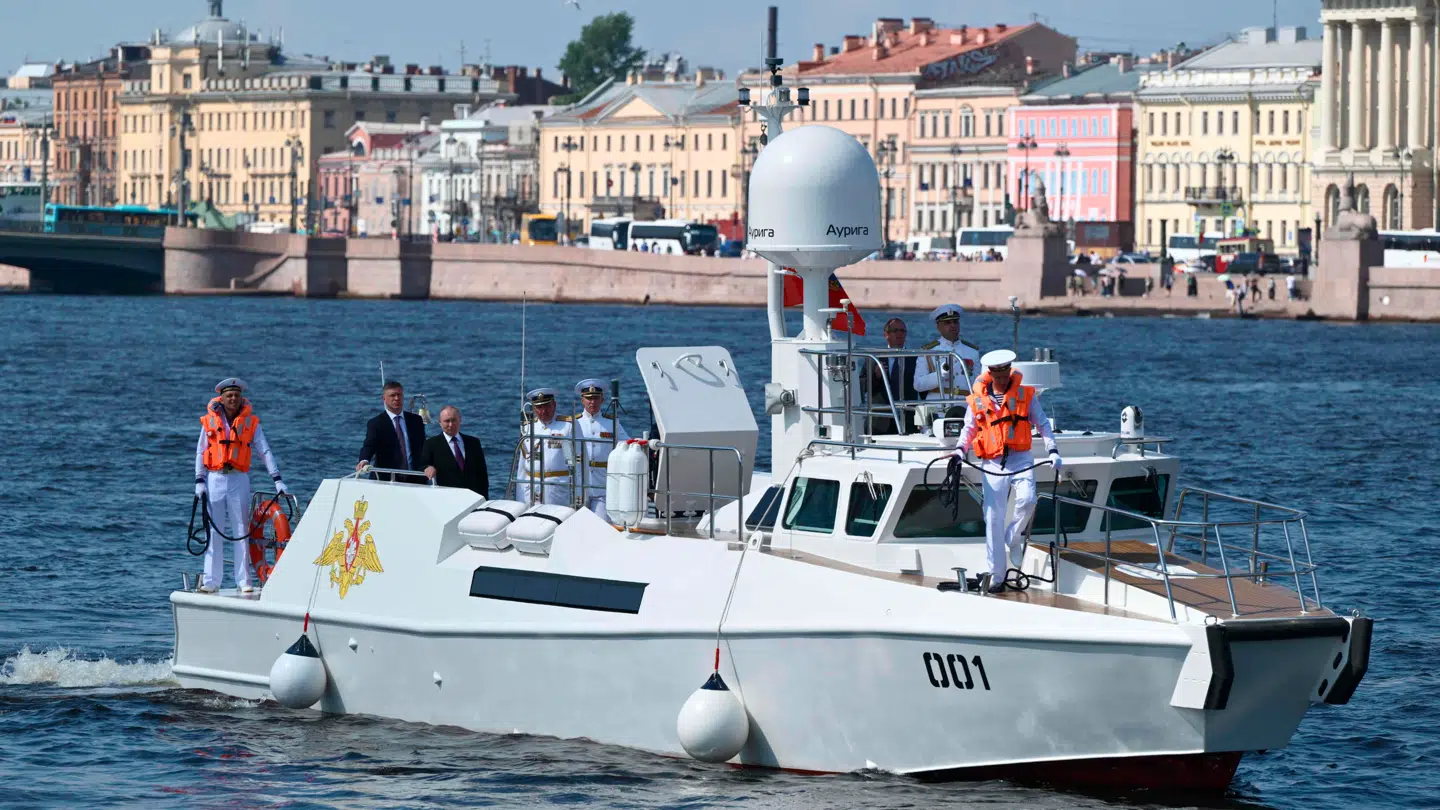 Her kan man ane Vladimir Putin på et russisk flådefartøj i Skt. Petersborg i weekenden. Præsidenten står tredje fra venstre.