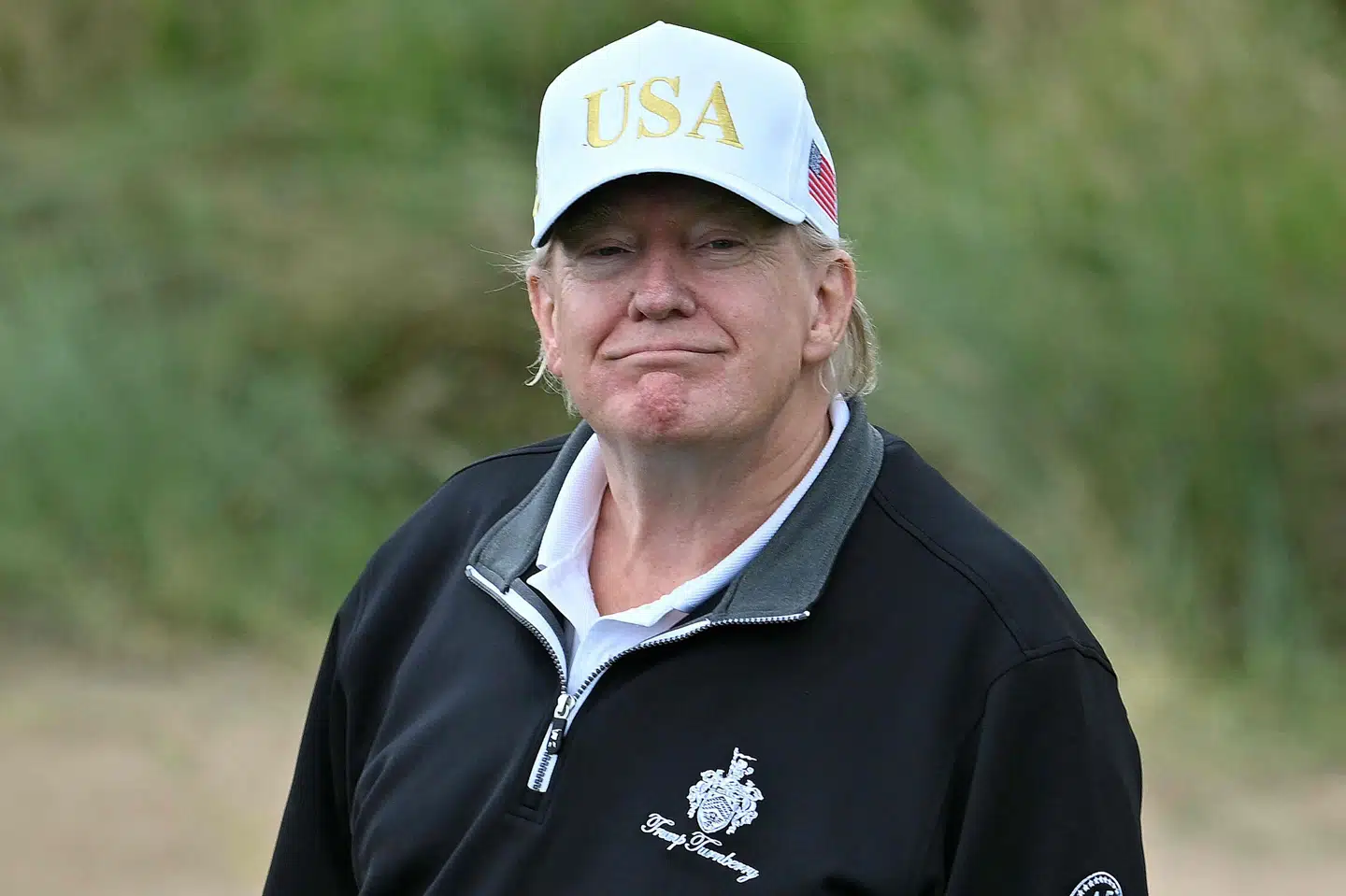 USA's præsident, Donald Trump, spiller tirsdag golf i Skotland. Hans toldpolitik har fået Den Internationale Valutafond til at advare om lavere vækst i verden.