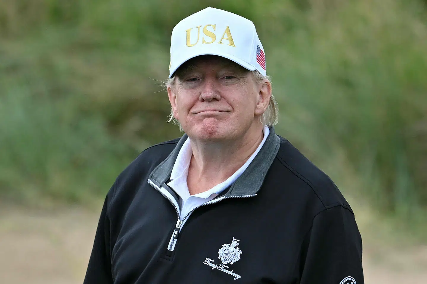 USA's præsident, Donald Trump, spiller tirsdag golf i Skotland. Hans toldpolitik har fået Den Internationale Valutafond til at advare om lavere vækst i verden.