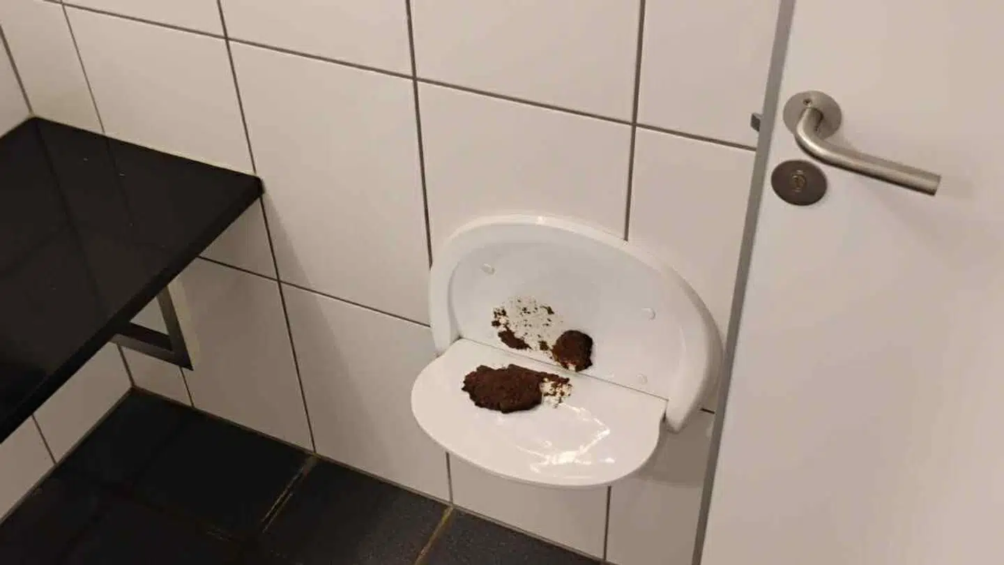 På campingpladsen er personalet trætte af problemet og håber, at man kan finde en fredelig løsning snart.