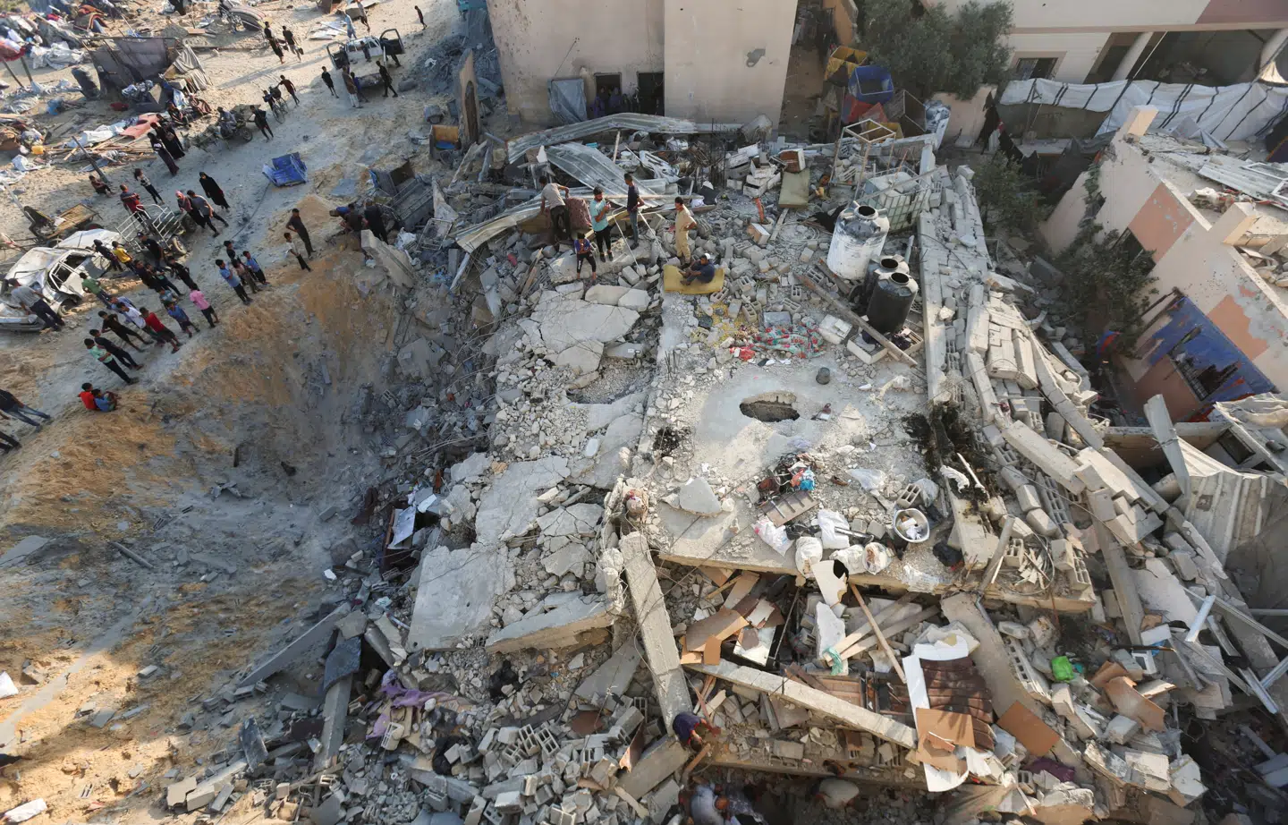 Et hus i Khan Younis efter et israelsk luftangreb. Trods daglige våbenhviler i dele af Gaza fortsætter krigen.