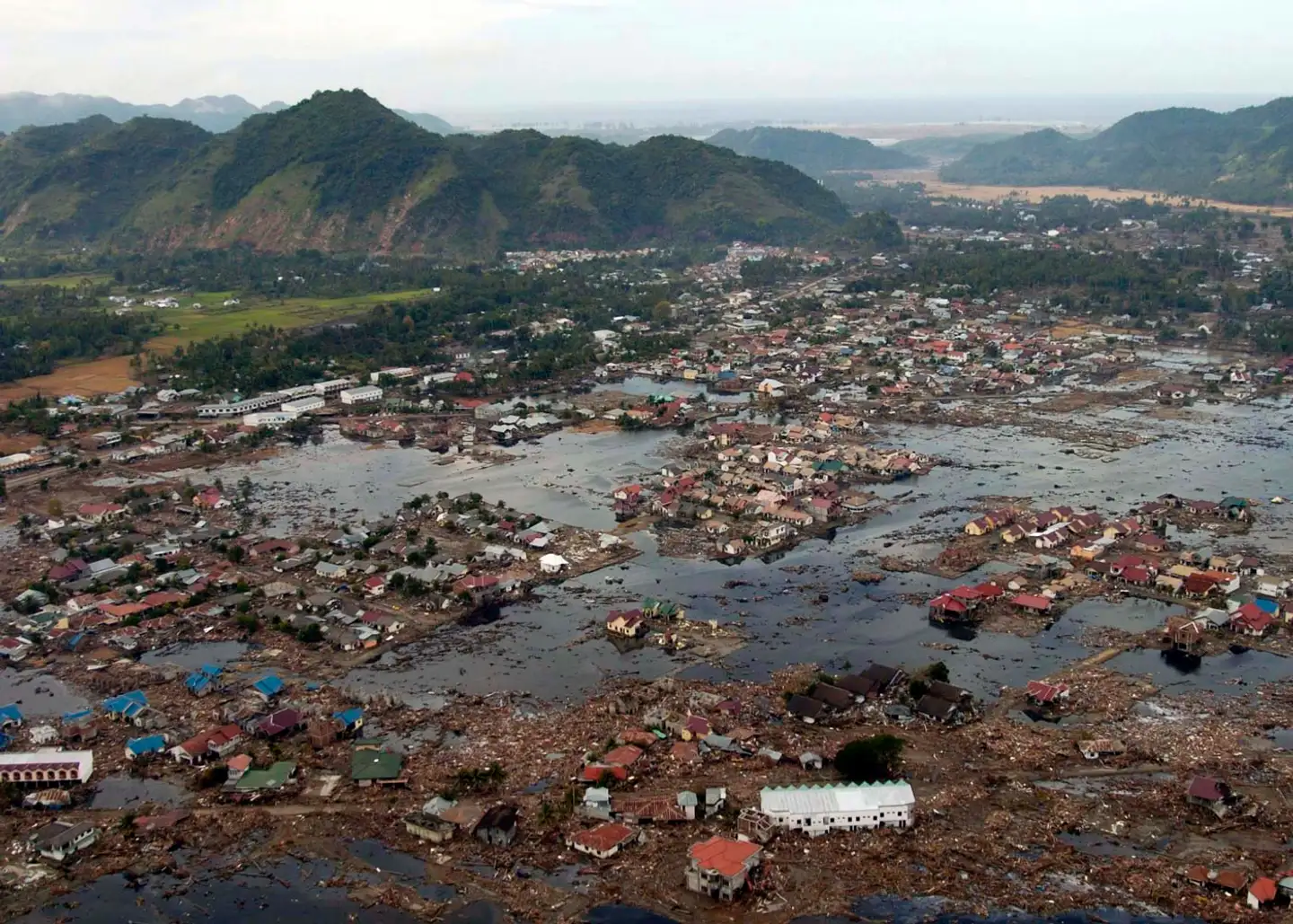 Jordskælvet og den efterfølgende tsunami i Indonesien skabte massive ødelæggelser. Hundredtusindvis blev dræbt i 2004.