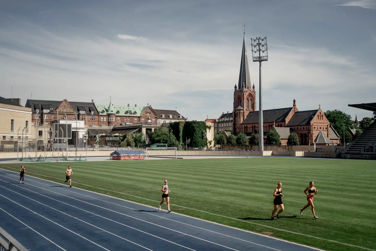 »Vi kan ikke acceptere en fremtid uden B93 på Danmarks næstældste stadion. Østerbro mister en vital del af sin kultur og identitet, hvis vi ikke handler nu. Vi skal have vores stolthed tilbage!«.