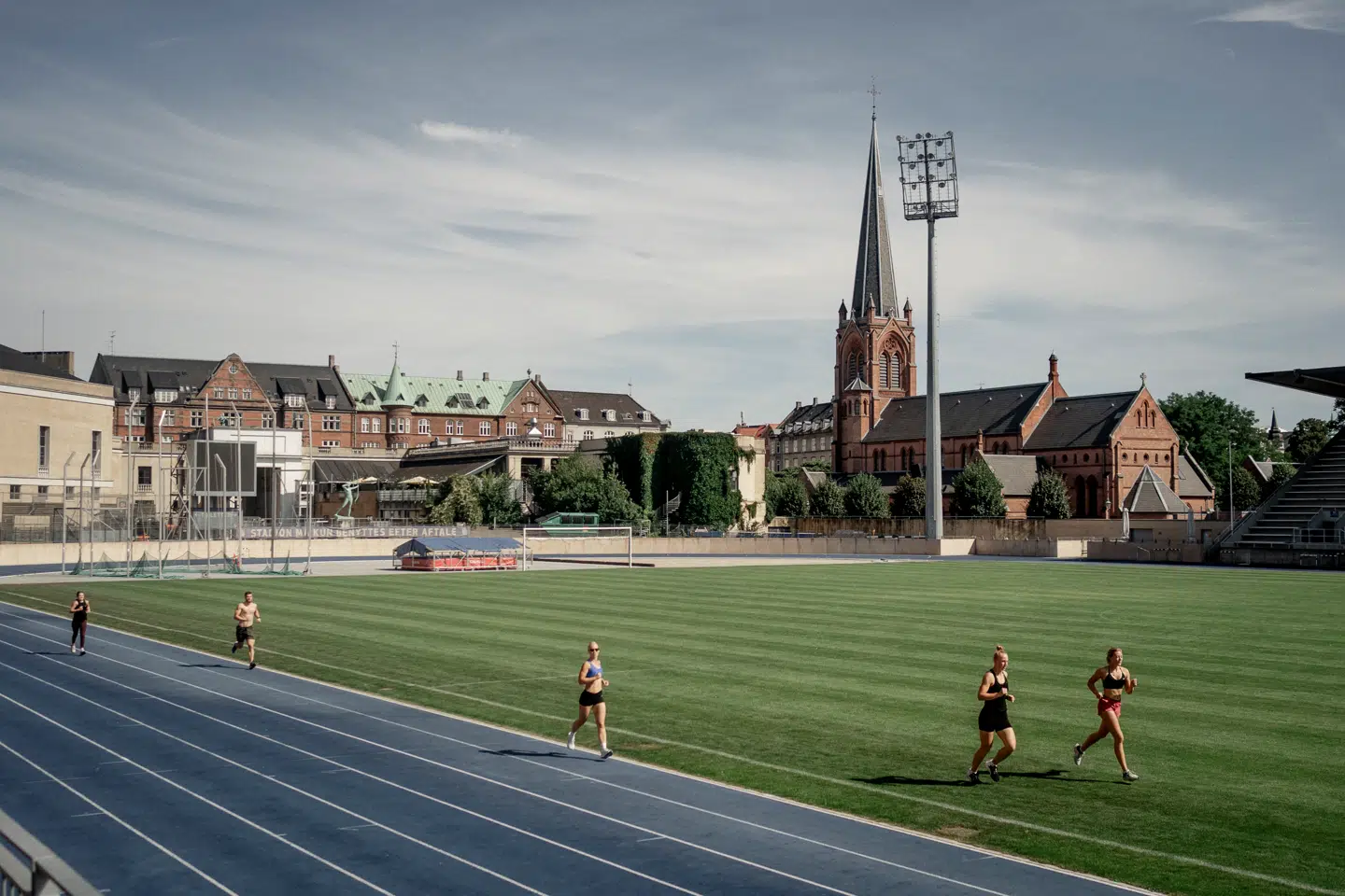»Vi kan ikke acceptere en fremtid uden B93 på Danmarks næstældste stadion. Østerbro mister en vital del af sin kultur og identitet, hvis vi ikke handler nu. Vi skal have vores stolthed tilbage!«.