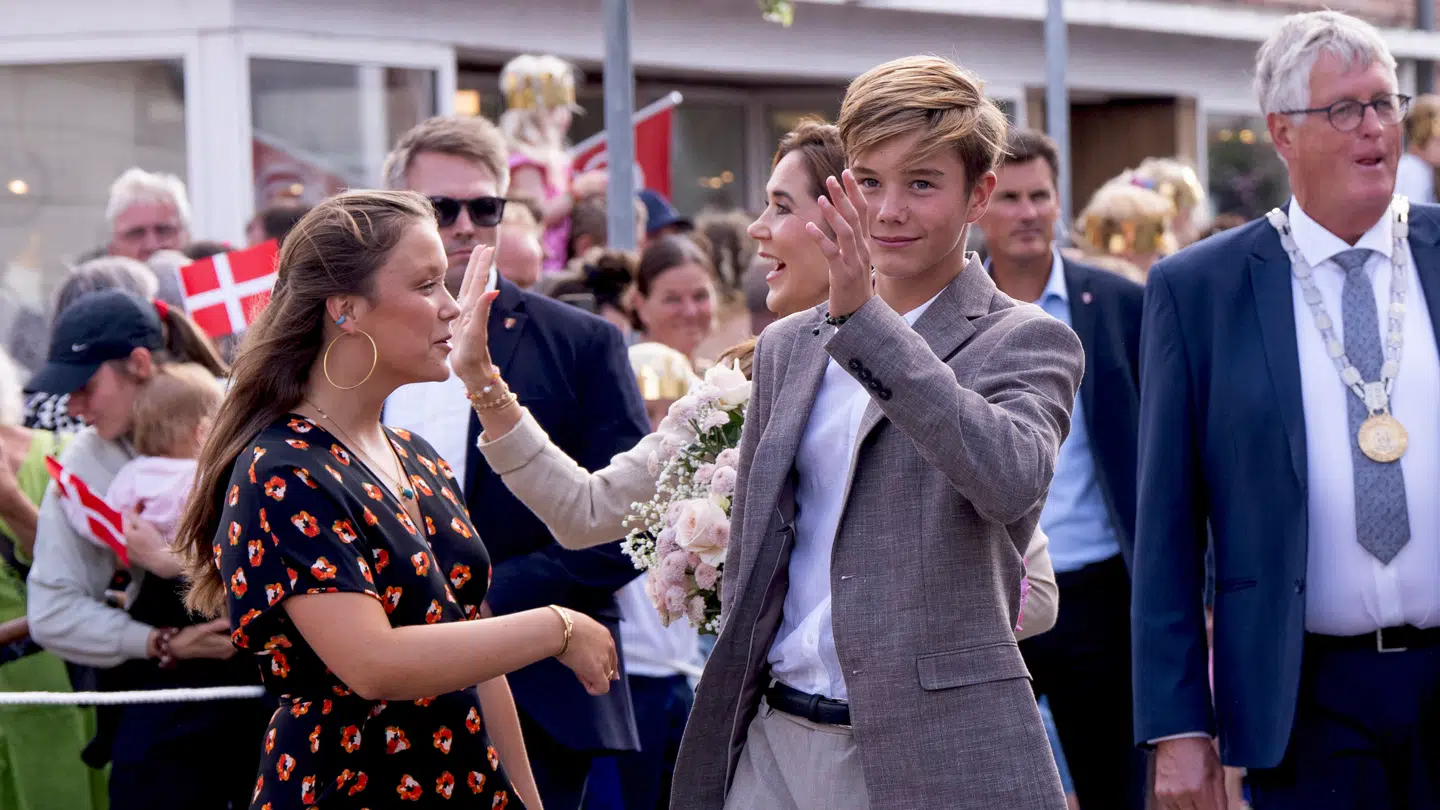 Dronning Mary og kong Frederik havde som en overraskelse børnene prins Vincent og prinsesse Isabella med til den officielle ankomst i Gråsten, mandag 28. juli 2025. Herefter har kongefamilien taget privat ferieophold på Gråsten Slot.