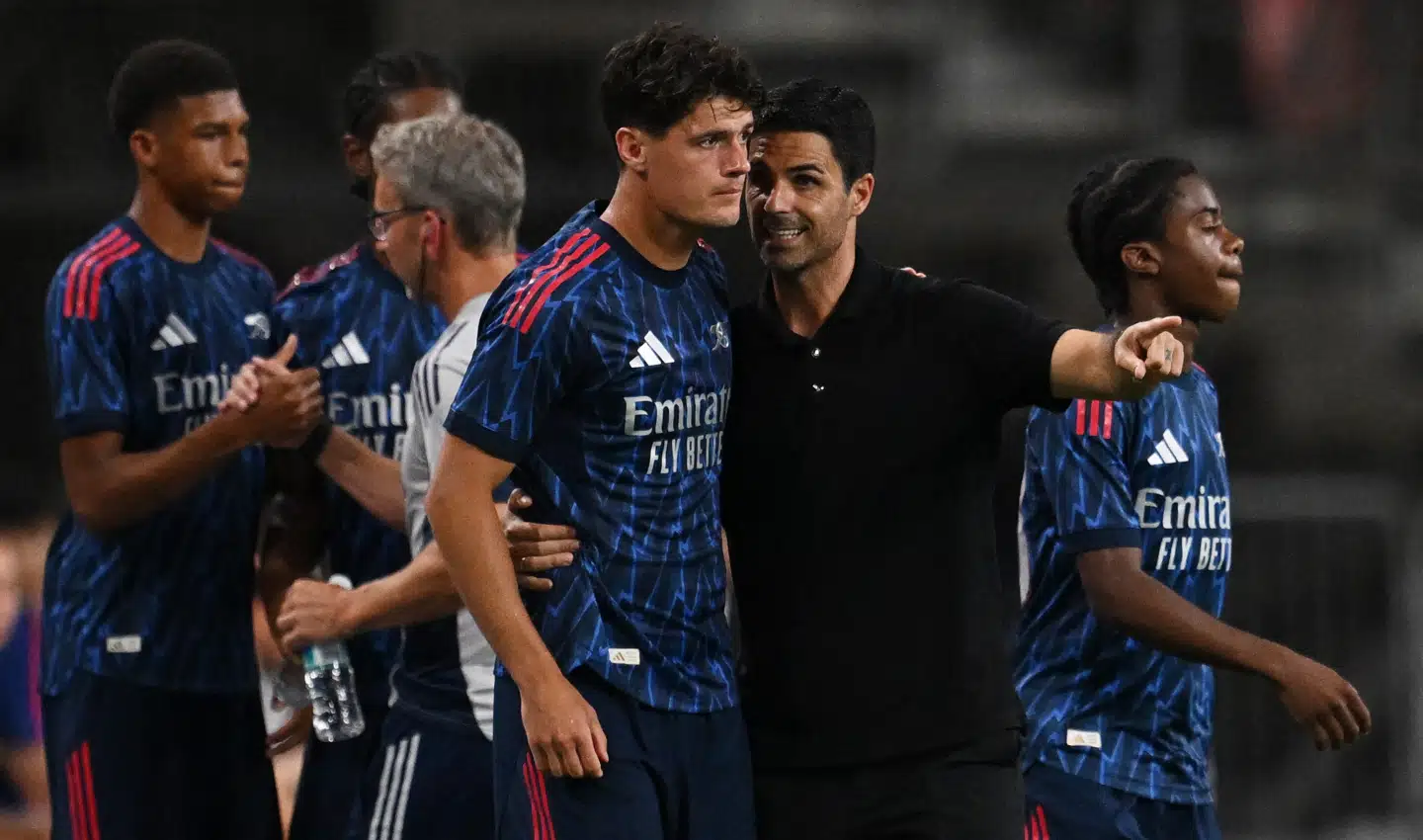 Christian Nørgaard bliver instrueret af sin nye træner Mikel Arteta i forbindelse med en venskabskamp forleden i Singapore mellem Arsenal og Newcastle.