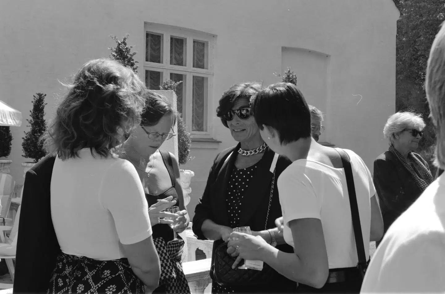 Tilbage i 1996 var datteren Louise, der kigger ned, med sin mor Lisbet Dahl og hendes revykollega Kirsten Andersen til Flise-Bents begravelse.