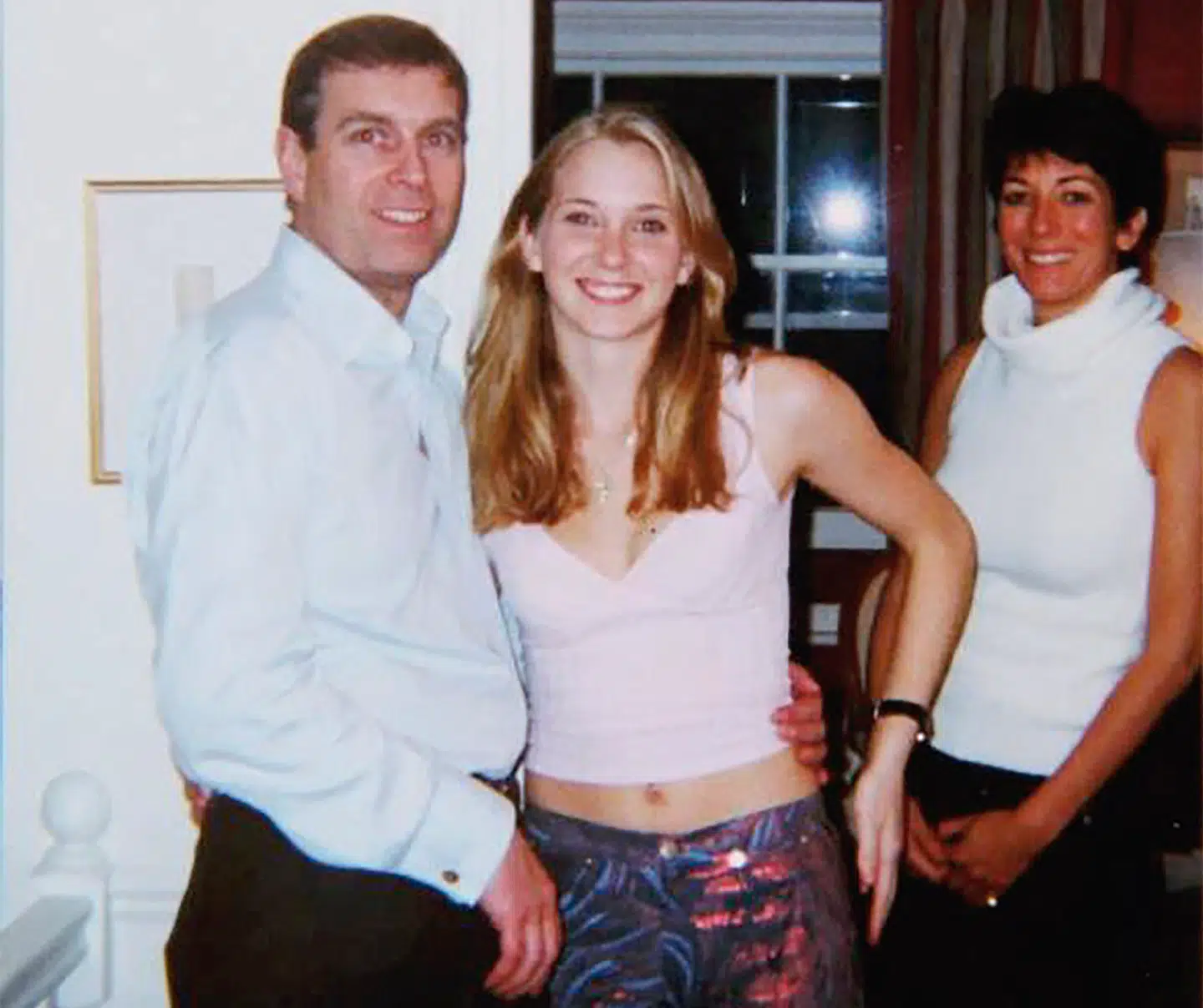 Her ses det omtalte billede af prins Andrew sammen med Virginia Giuffre og Ghislaine Maxwell. Giuffre anklagede både Jeffrey Epstein og prins Andrew for seksuelle overgreb.