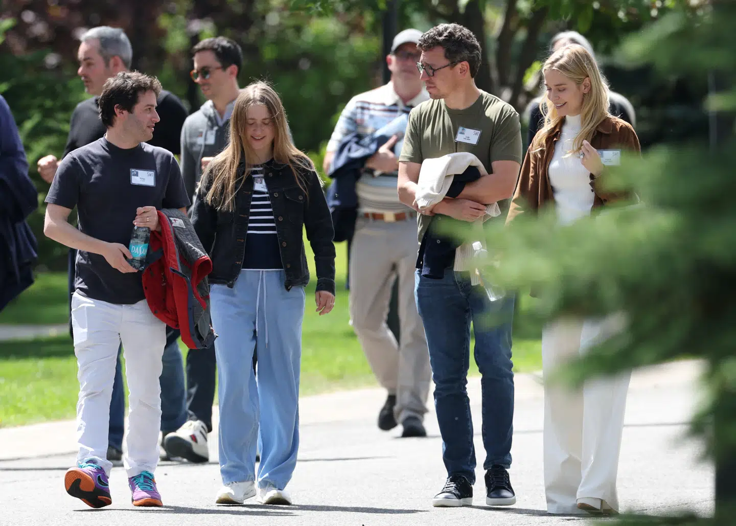 Her ses Figma-topchefen Dylan Field (t.v.) i hvide bukser sammen med Elena Nadolinski, Luis von Ahn og Ingrid von Ahn under en konference i Sun Valley i Idaho 9. juli 2025. Figma er et online værktøj, hvor man kan lave designs til apps og hjemmesider. Platformen er lavet, så flere personer kan arbejde sammen i samme dokument – lidt ligesom Google Docs, bare for design.