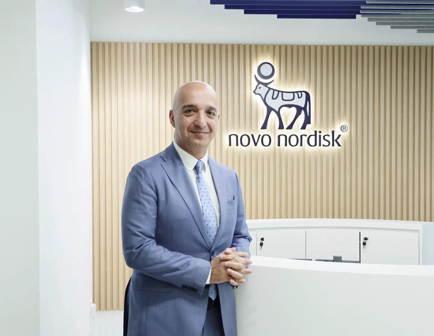 Maziar Mike Doustdar er Novo Nordisks nye topchef, og vi må håbe, at han gør det godt for Danmarks skyld, skriver Thomas Bernt Henriksen i denne leder.