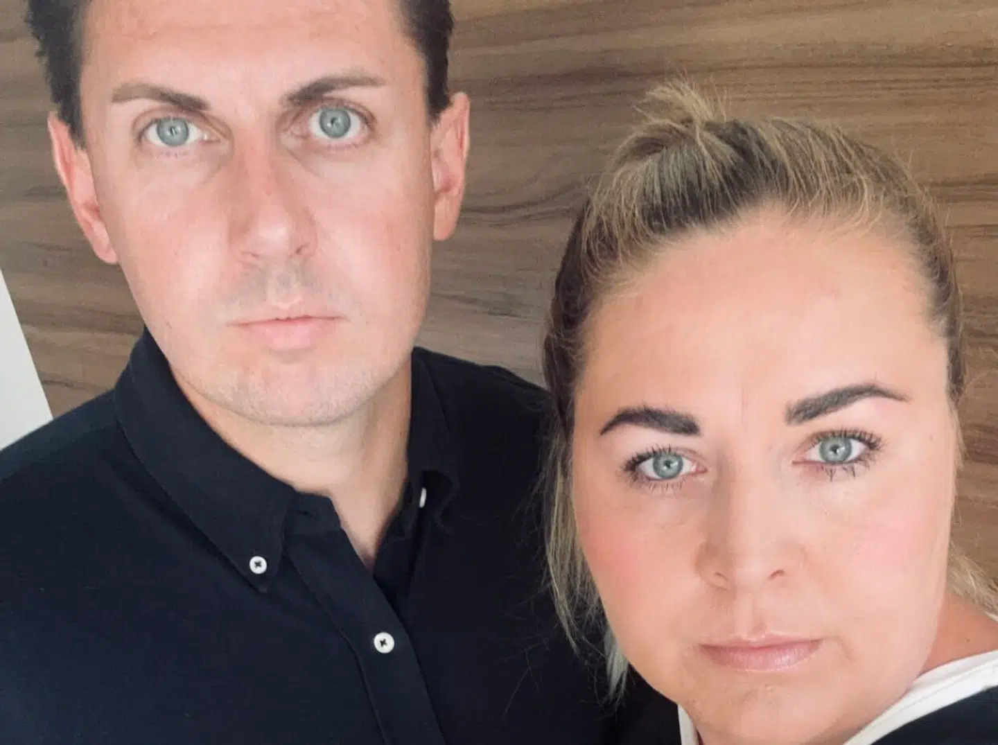 Parret Michelle Munkholm og Rasmus Frimodt er dybt frustrerede over synet de mødte, da de kom ind på det hotelværelse, de havde bestilt gennem Spies.