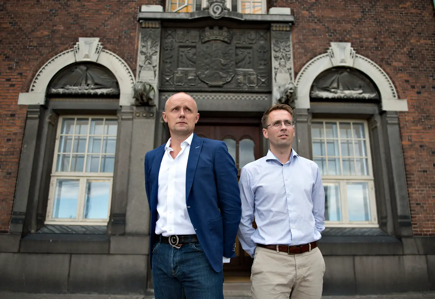 Stifterne og ejerne af solcelleselskabet Obton, Anders Marcus (briller) og Peter Krogsgaard Jørgensen, har lidt massive tab i deres personlige selskaber som følge af en række møgsager relateret til Obton.