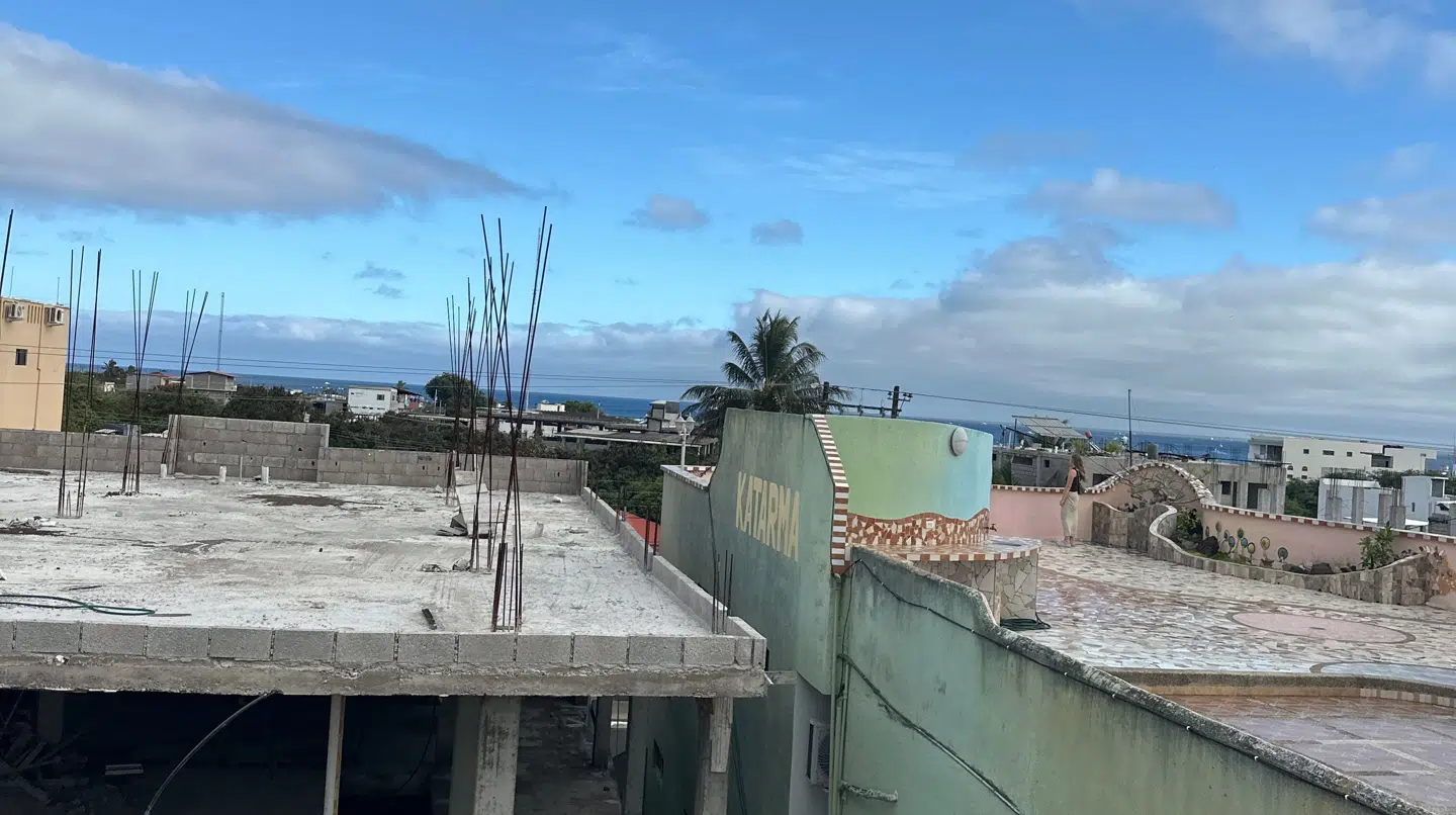 David Ravn kan i det fjerne se havet fra sit hotel.