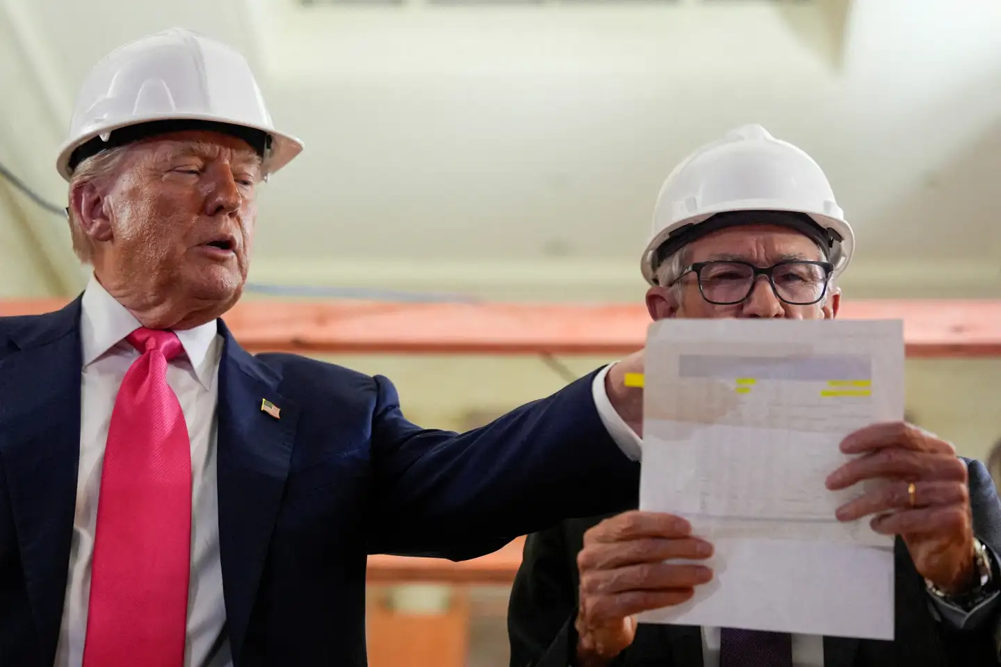 Centralbankchefen Jerome Powell rystede fredag flere gange på hovedet af Trump på direkte tv. Ifølge ham var præsidentens medbragte tal decideret misvisende.