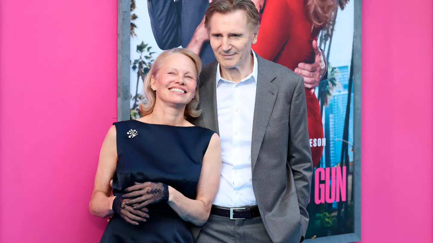 58-årige Pamela Anderson og 73-årige Liam Neeson på den røde løber.