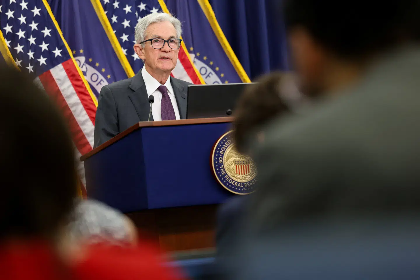 Den amerikanske centralbankchef holder pressemøde foran en række journalister fra store amerikanske medier.