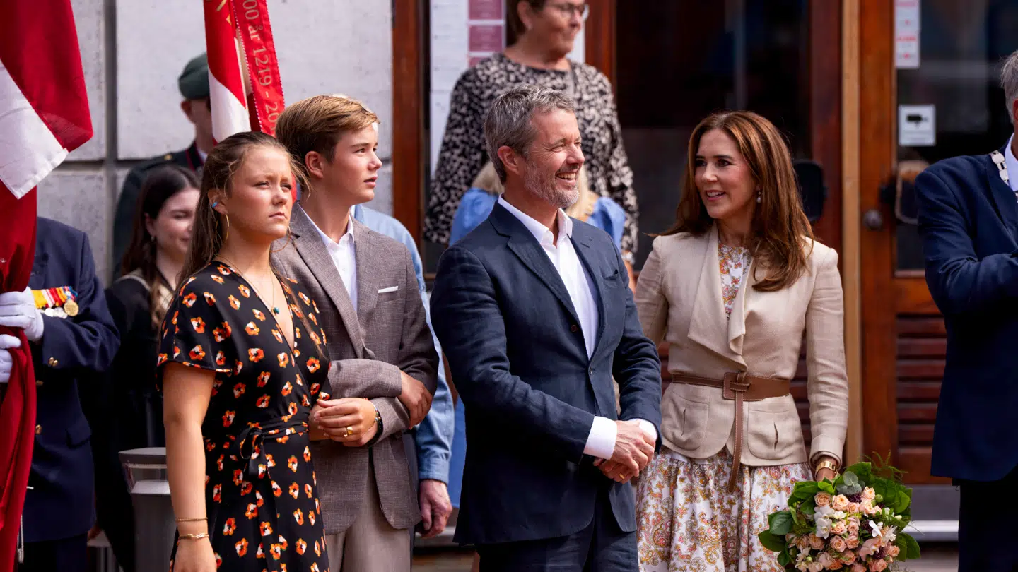 Mandag omkring klokken 16.00 ankom kongefamilien til torvet i Gråsten.