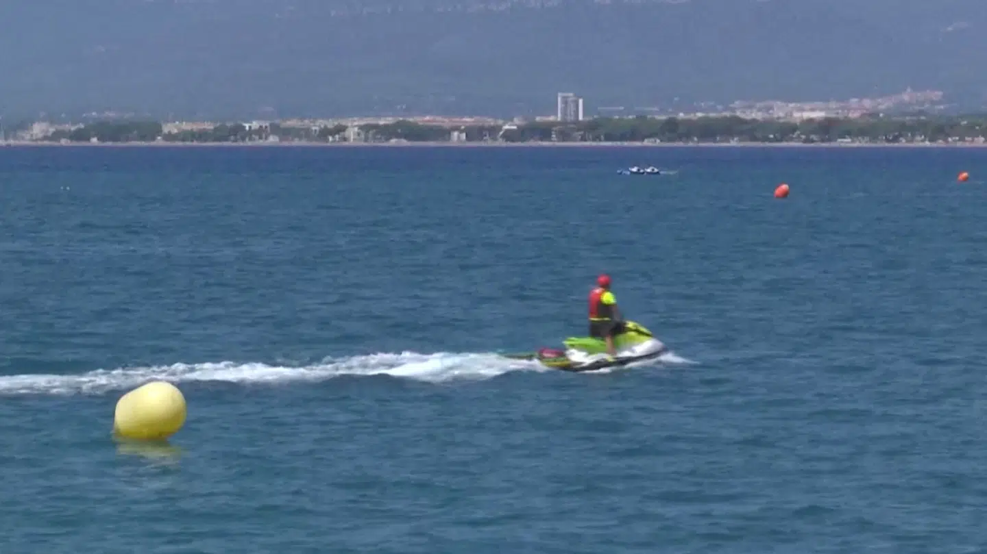 En kystvagt ses her på en jetski overvåge kystområdet ud for Llarga-stranden i Salou i Spanien den 30. juli.