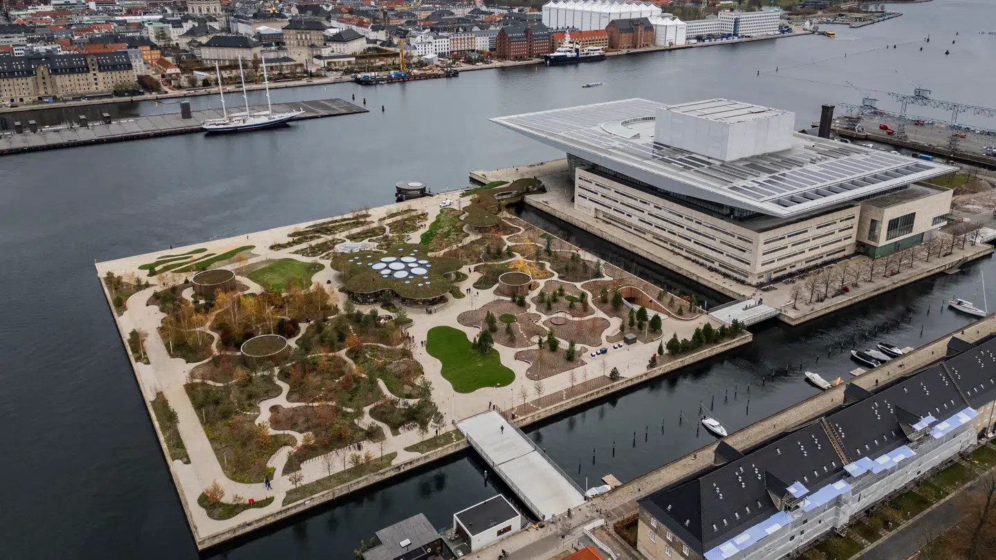 Det netop solgte rækkehus på Galionsvej 54 på Holmen i København har udsigt til vandet og Operaparken.