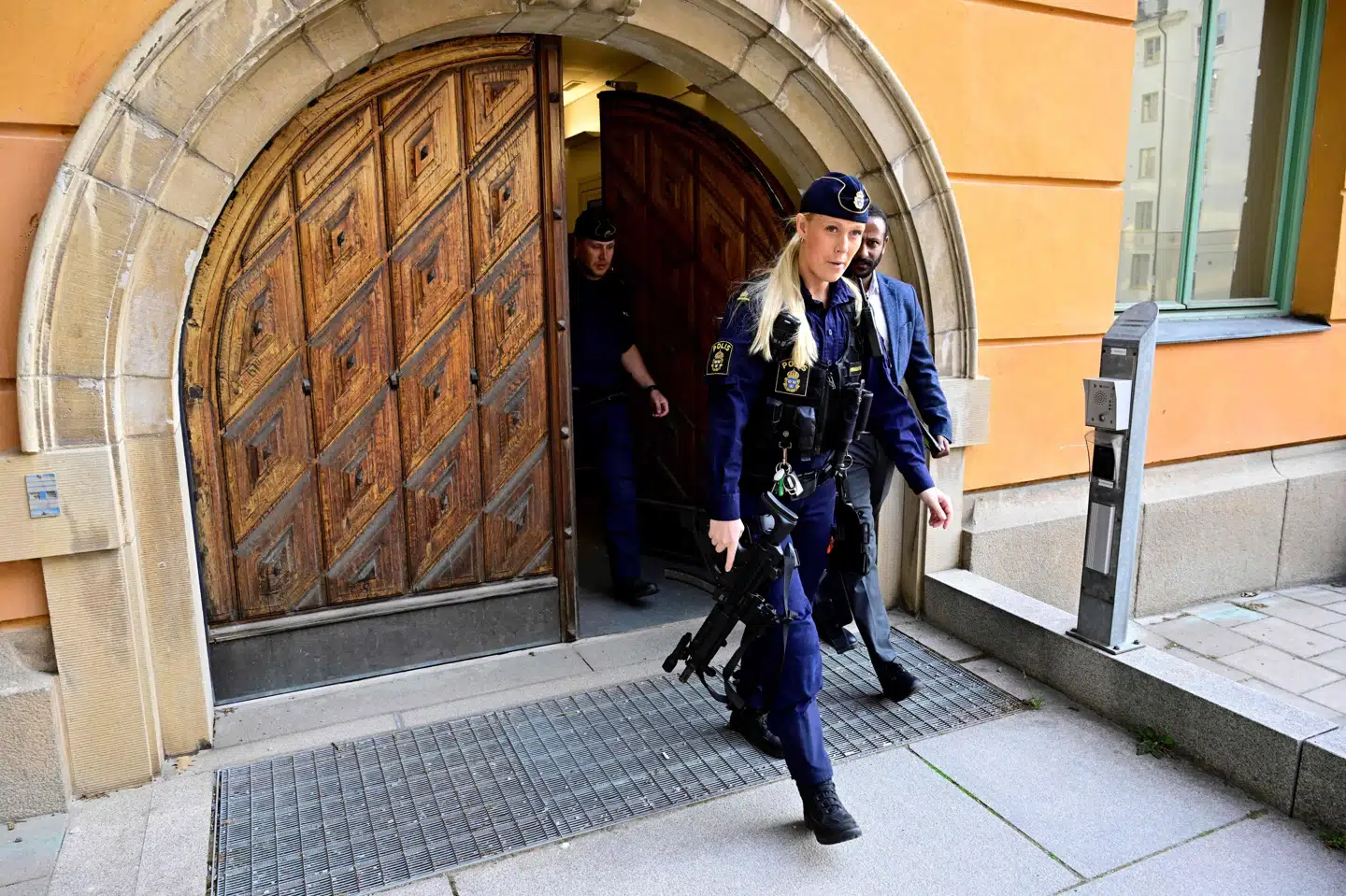 Betjente forlader retten i Stockholm under sagen mod Osama Krayem. (Arkivfoto).