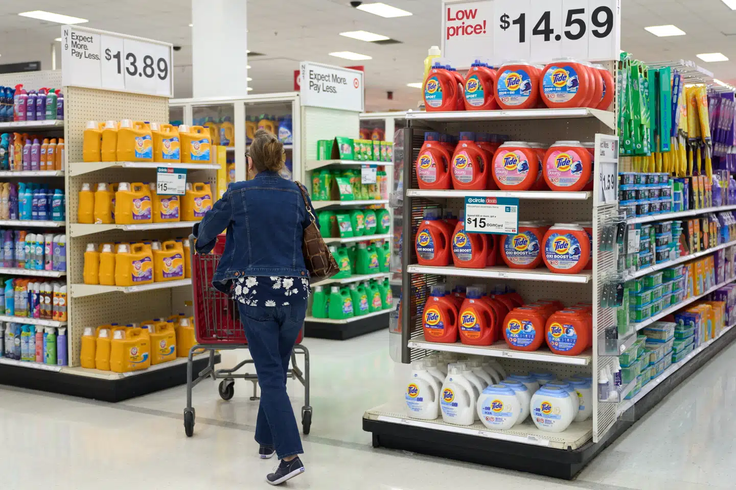 Nu kommer prisstigningerne på varer i butikkerne i USA, efter at de store virksomheder har gjort op, hvor meget Donald Trumps straftold allerede har kostet dem og fortsat vil koste dem.