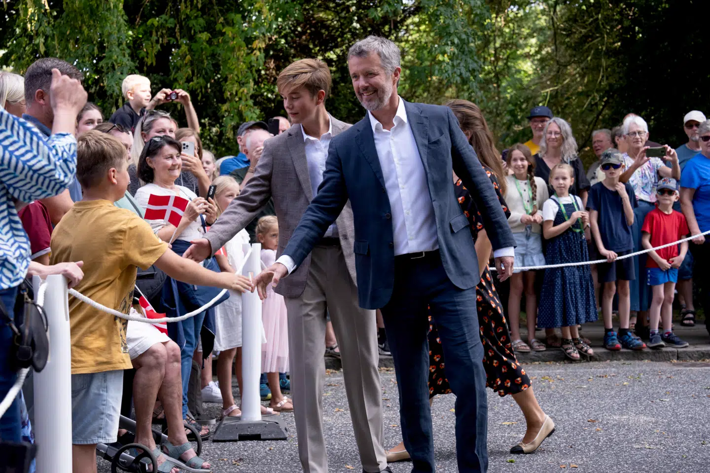 Kongeparret, kong Frederik og dronning Mary, prinsesse Isabella og prins Vincent blev modtaget af et hav af fremmødte danskere i Graasten mandag.