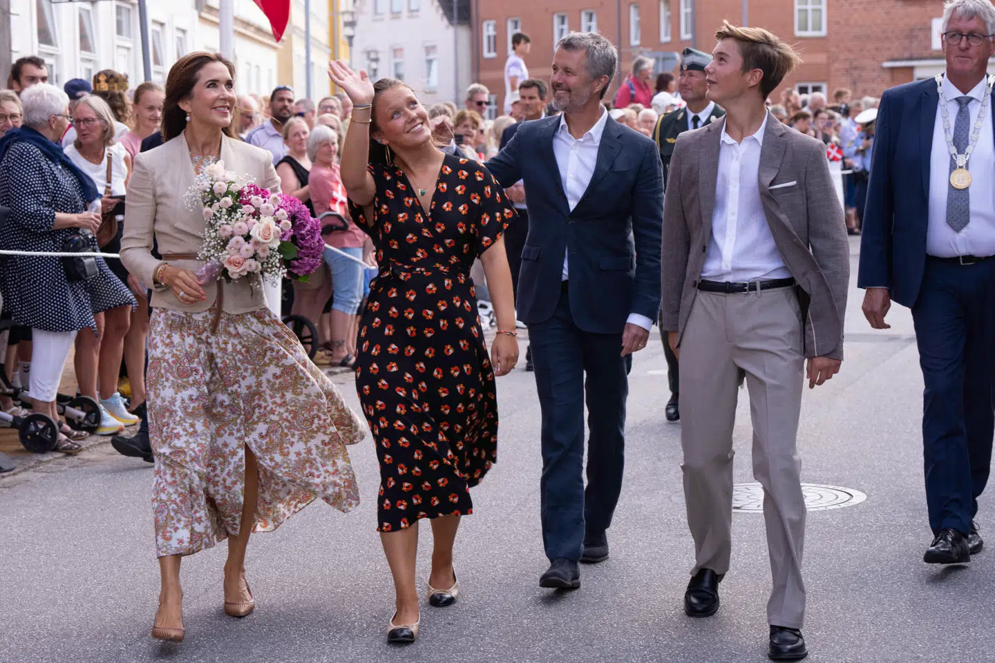 Kongeparret var ledsaget af prinsesse Isabella og prins Vincent, da de ankom til Graasten mandag.