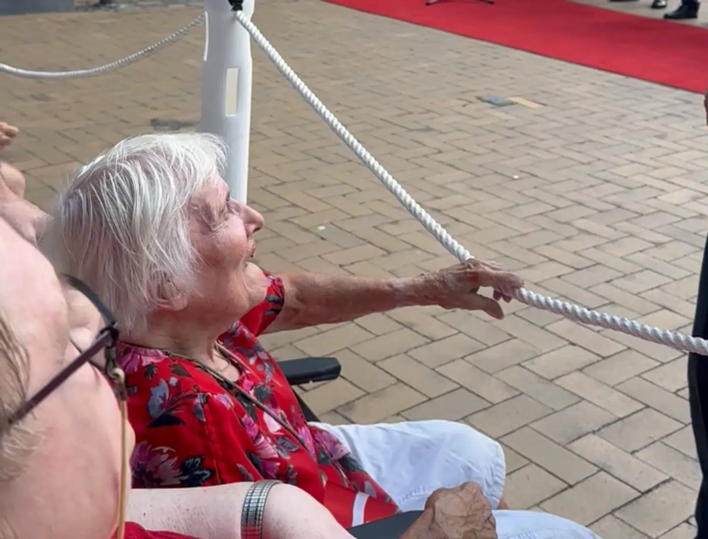 Kong Frederik var tydeligt begejstret for gensynet med sin 'anden mor' Helga Thaysen, der sammen med sin søn Lars Thaysen havde planlagt at give Kongen et billede fra deres gode, gamle dage sammen. Foto: Sophie Helt Poulsen