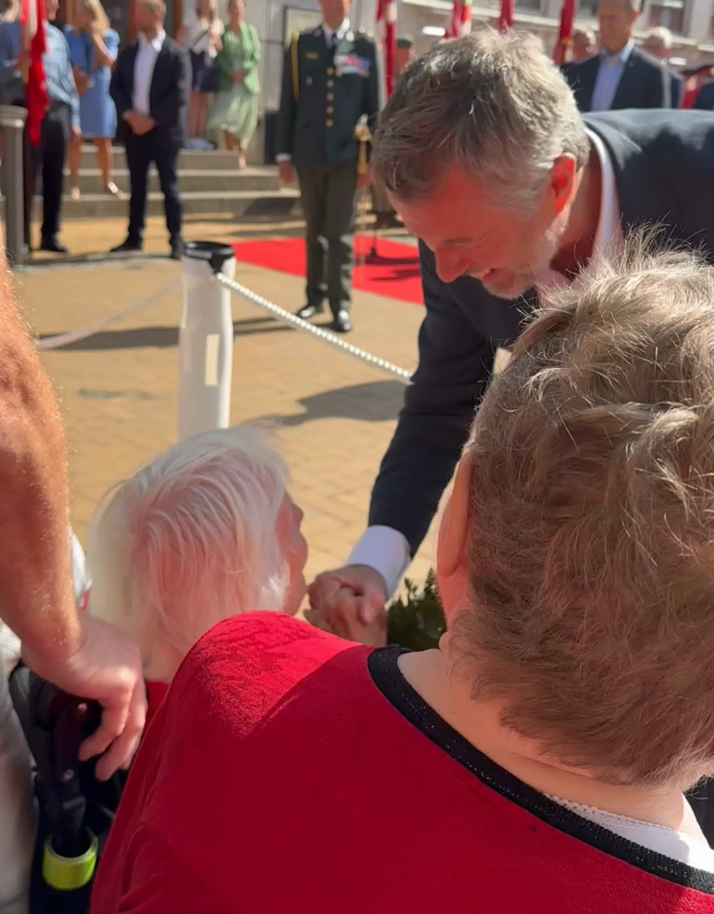 Kong Frederik var tydeligt begejstret for mandagens gensyn med sin 'anden mor' Helga Thaysen, der sammen med sin søn Lars Thaysen havde planlagt at give Kongen et billede fra deres gode, gamle dage sammen. Foto: Sophie Helt Poulsen