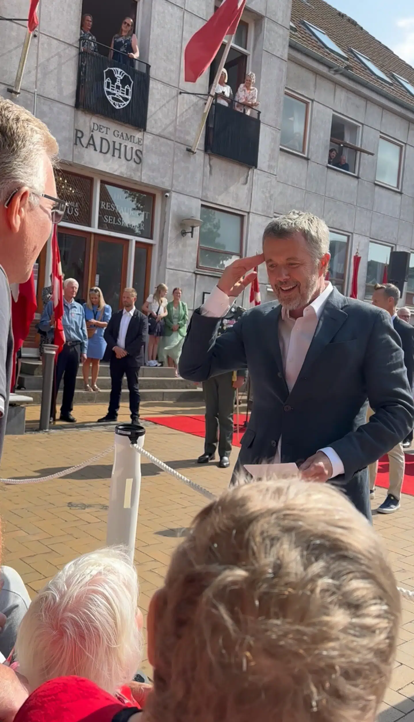 Kong Frederik var tydeligt begejstret for gensynet med sin 'anden mor' Helga Thaysen, der sammen med sin søn Lars Thaysen havde planlagt at give Kongen et billede fra deres gode, gamle dage sammen. Foto: Sophie Helt Poulsen