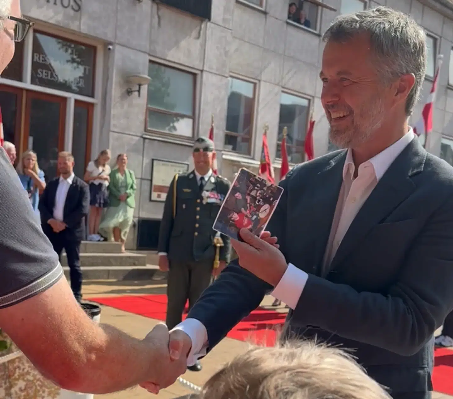 Kong Frederik var tydeligt begejstret for gensynet med sin 'anden mor' Helga Thaysen, der sammen med sin søn Lars Thaysen havde planlagt at give Kongen et billede fra deres gode, gamle dage sammen. Foto: Sophie Helt Poulsen