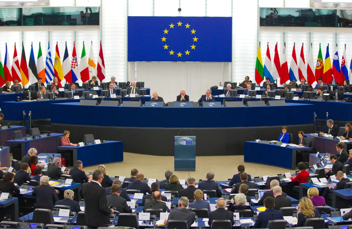 Mens man fokuserer på EUs rodebunke, kan man passende afskaffe en af de to hovedkvarter i Bruxelles og Strasbourg, skriver Holger Overgaard.