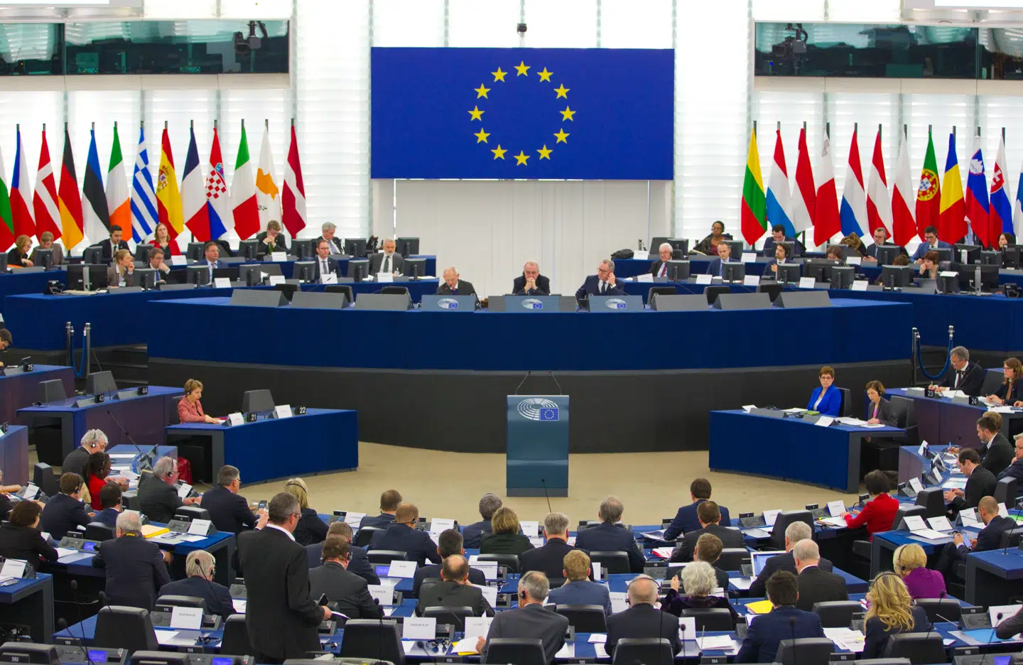 Mens man fokuserer på EUs rodebunke, kan man passende afskaffe en af de to hovedkvarter i Bruxelles og Strasbourg, skriver Holger Overgaard.