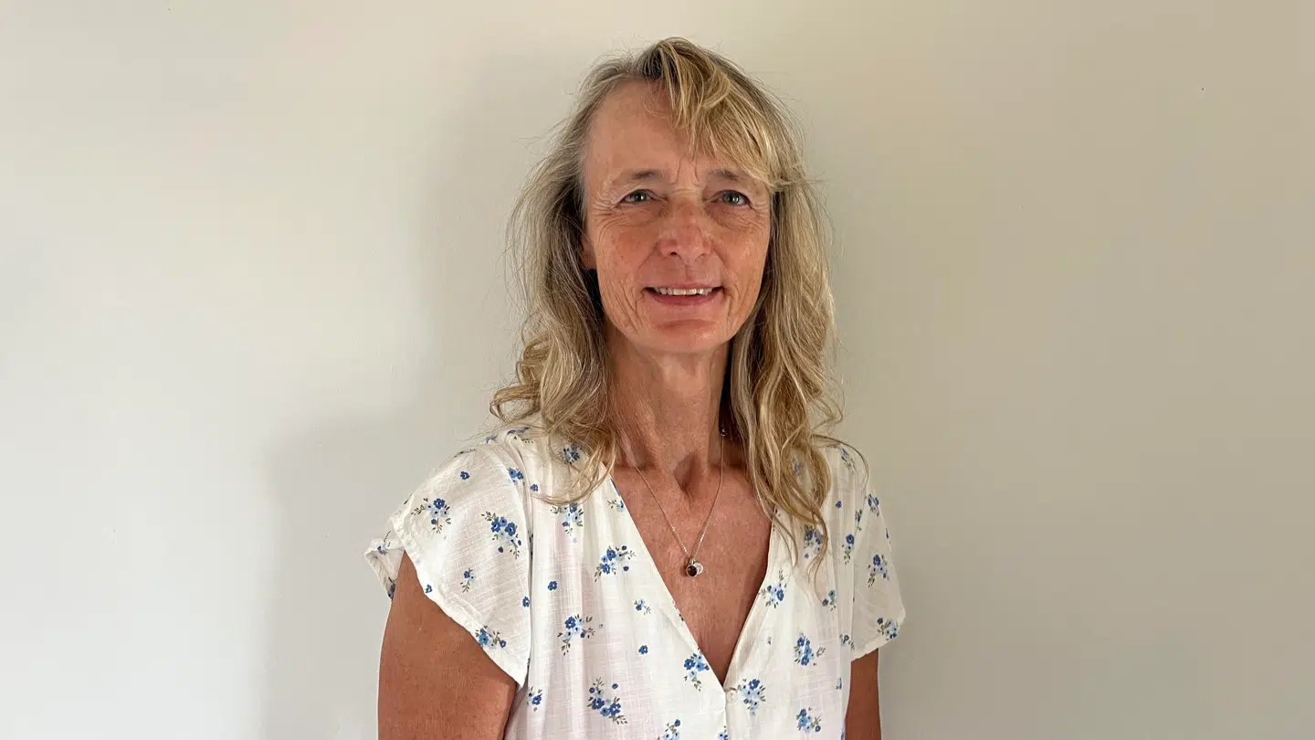 De stigende fødevarepriser har fået 60-årige Hanne Pedersen til at gro sine egne grøntsager i et forsøg på at spare penge.