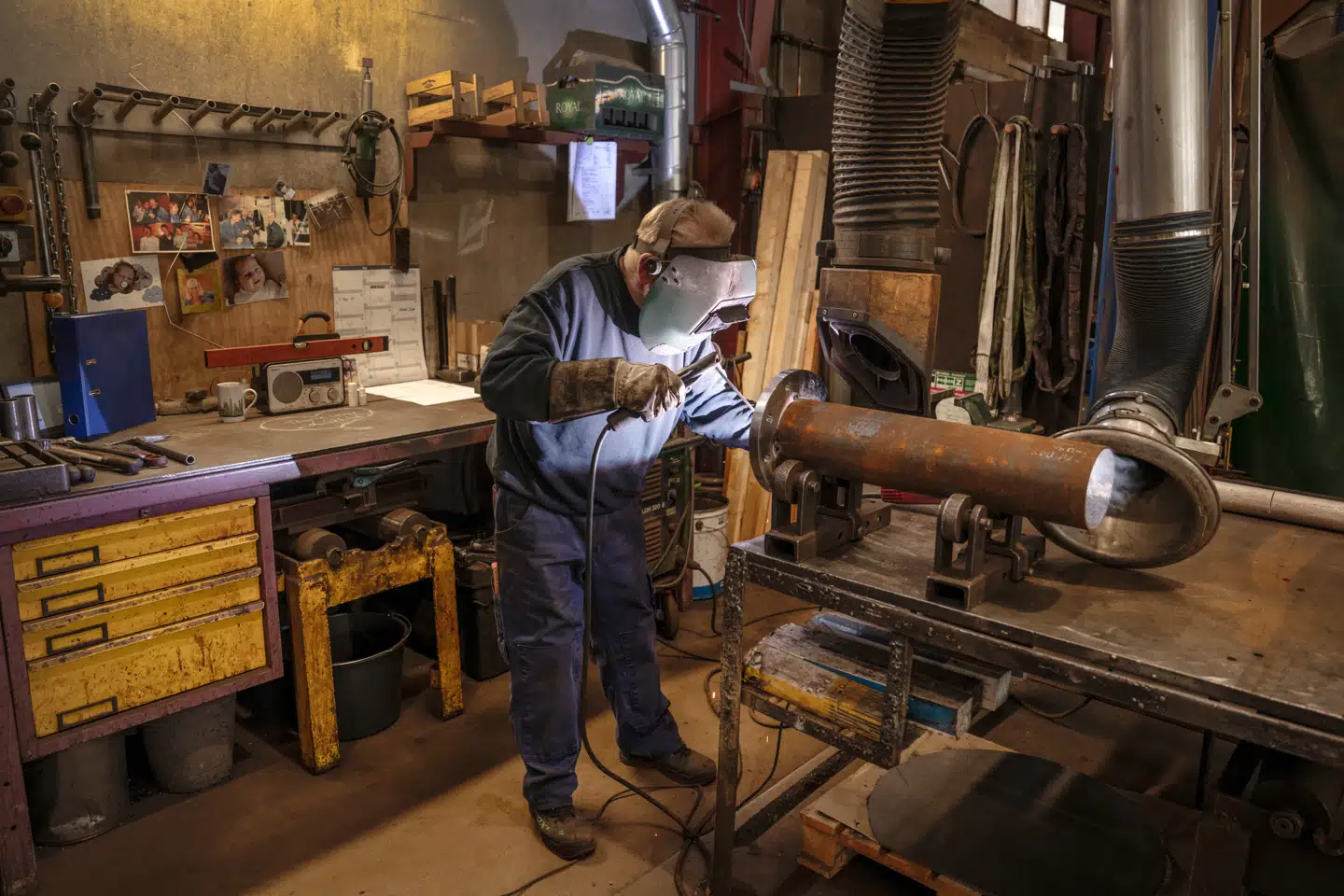 Flere og flere, som kunne få folkepension, ønsker at fortsætte på arbejdsmarkedet, og virksomhederne – som her på KN Beholderfabrik & Miljøteknik A/S ved Køge – vil gerne have dem.