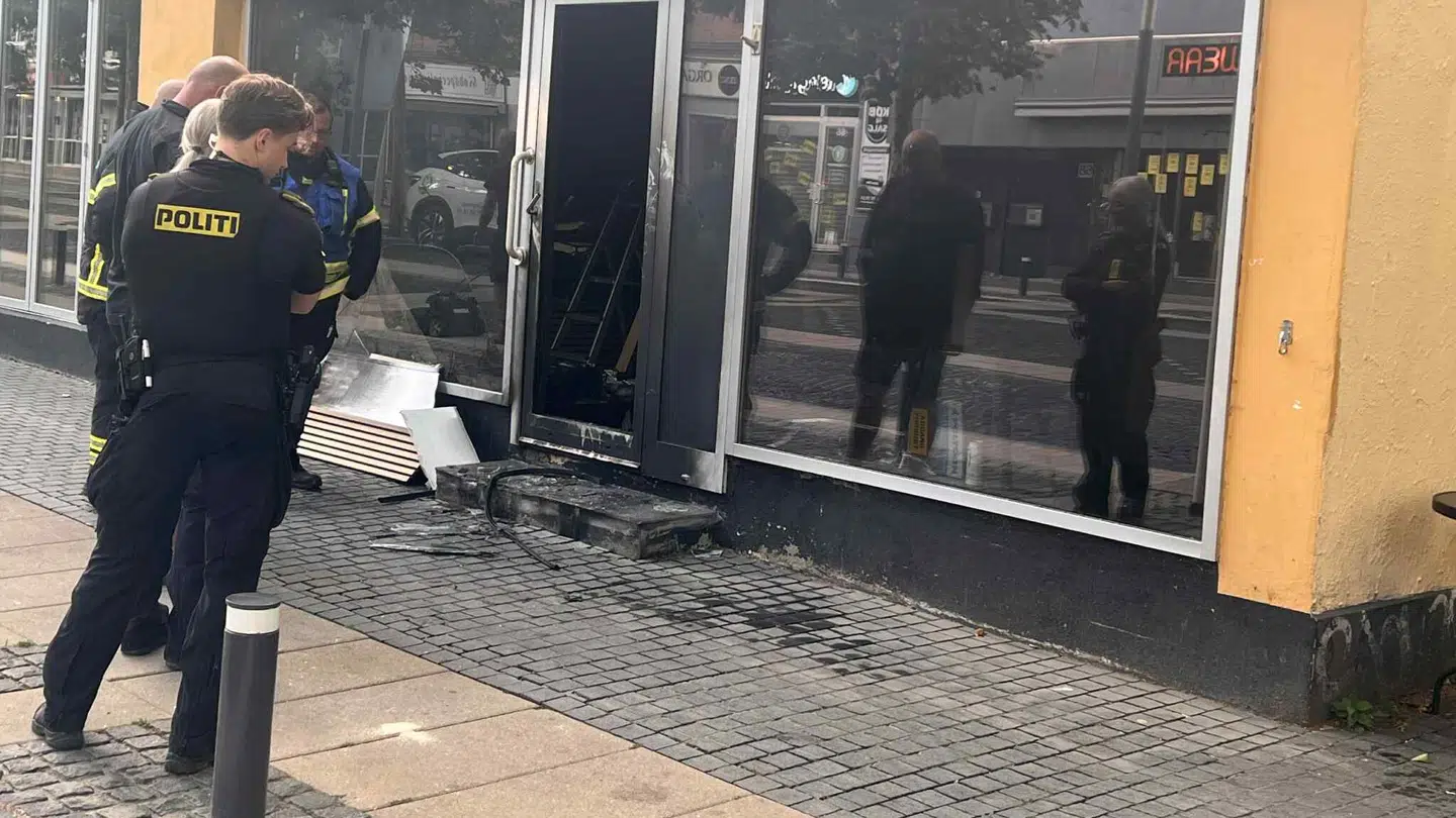 Indgangen til den kommende smørrebrødsbutik. Vinduerne er sorte fra sod.