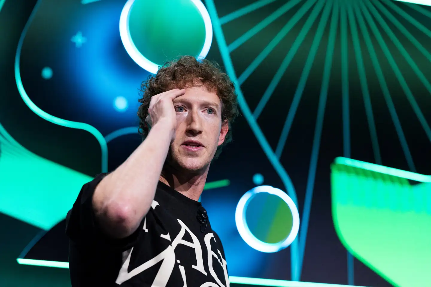 Hvis det kommende danske kommunalvalg bliver fyldt med aggressive og underlødige budskaber, er det ikke Meta-chef Mark Zuckerbergs skyld – politikerne har selv ansvaret for de ord, de bruger på sociale medier, skriver Amalie Lyhne i denne leder.