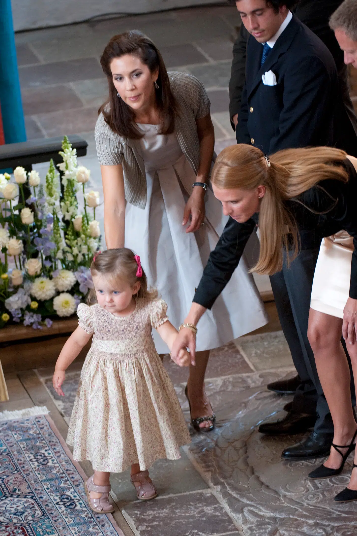 Britt Davidsen Siesbye var ikke mindst fadder for daværende prins Henrik. Her ses hun stoppe dåbsbarnets kusine, prinsesse Isabella, sammen med hendes mor, daværende kronprinsesse Mary, under dåben i Møgeltønder Kirke i 2009.